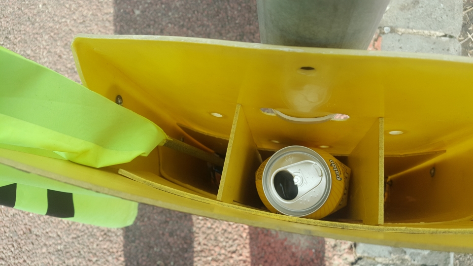 19일 제주지시역 한 초등학교 횡단보도에 설치된 노랑깃발 보관함에 쓰레기가 버려져 있다.