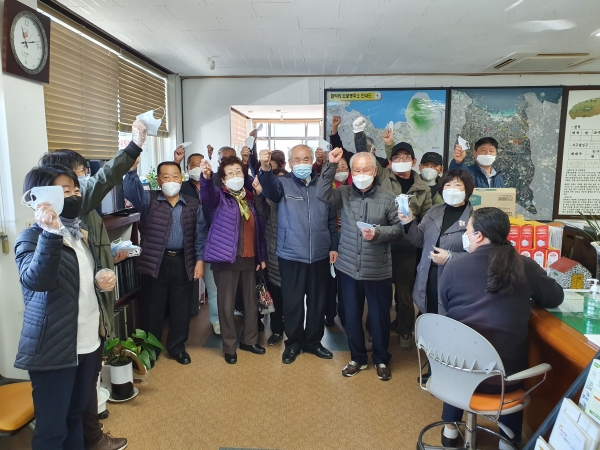 제주시 조천읍 함덕리는 지난 11일 마을회관에서 노인들에게 마스크를 지급했다.