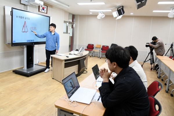 김대현 서귀포고등학교 교사가 1일 오전 제주중앙여고 스튜디오에서 원격 수업을 진행하고 있다.