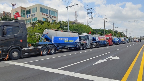 23일 제주항 임항도로 양 편에 민노총 화물연대 소속 시멘트 운송 차량들이 줄지어선 채 파업을 벌이고 있다.