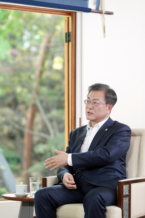 문재인 대통령이 지난 12일 청와대 상춘재에서 광주 MBC의 5·18 40주년 특별기획 프로그램에 출연, 인터뷰를 하고 있다. (사진=청와대 제공)