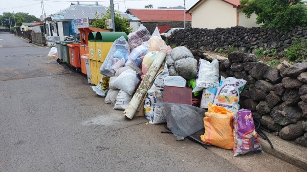 서귀포시 송산동 보목리의 한 클린하우스. 종량제 봉투를 사용하지 않은 쓰레기들이 쌓여있다.