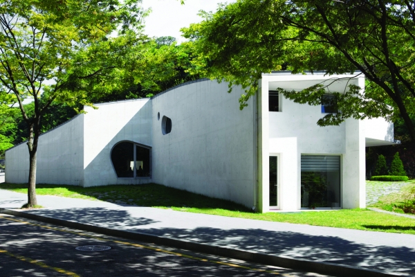 20세기 모더니즘 건축의 마지막 거장으로 불리는 '알바로 시자 비에이라(Alvaro Siza Vieira)'가 아시아 최초로 설계한 안양 파빌리온.사진=APAP제공