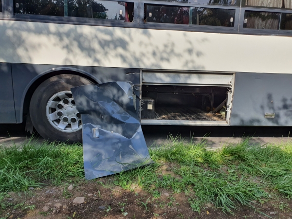지난 4일 인도가 없는 제1산록도로에서 특전사 수송버스 짐칸 문에 치여 2명의 사상자가 발생했다. 당시 충격으로 짐칸 문은 심하게 찌그러졌다.