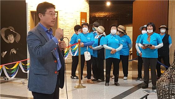 지난 7일 해녀박물관에서 열리는 전시 오픈 행사에 참석한 양종훈 교수.