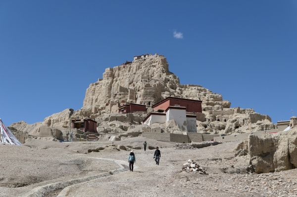 황토산 아래는 백성과 노예계급이 살았던 동굴과 움막이 있고, 산 중턱은 불교 사원과 승려들과 중산층을 위한 공간, 맨 위층은 왕과 지배계층을 위한 왕궁으로 구성된다