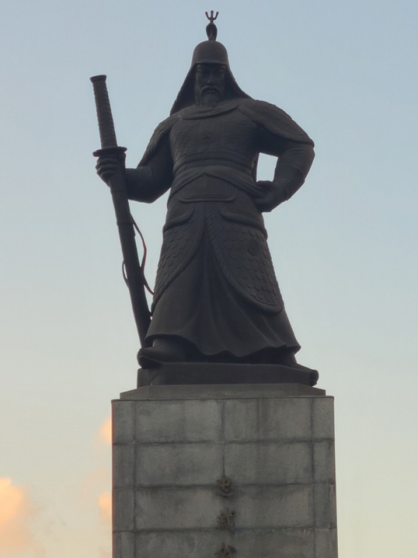 서울 광화문 광장에 세워진 충무공 이순신 동상.