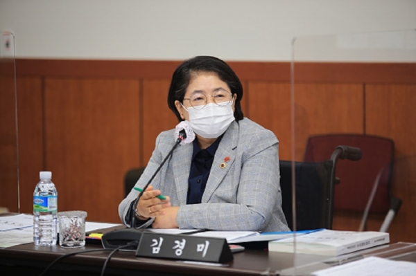 제주도의회 농수축경제위 소속 김경미 의원이 질의를 하고 있다.