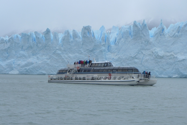 칠레 로스 클라시아레스 국립공원의 페리토 모레노 빙하 지역에서 보투 투어 선상에서 바라보는 아르헨티노 호수 정경.
