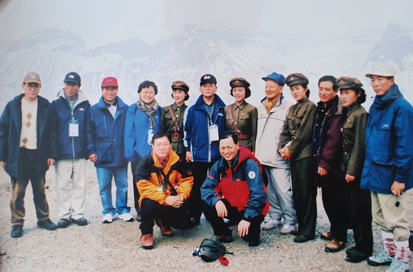 송동근 이사(사진 오른쪽에서 세 번째)가 2009년 9월 한라-백두 남북교류 사업으로 백두산에 올라 우리측 방문단과 함께 한 모습.
