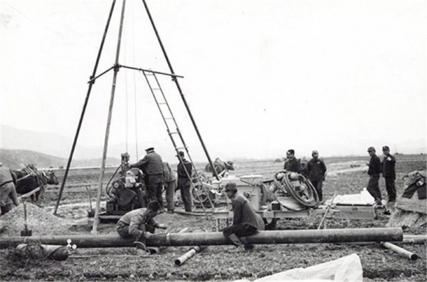 1961년 12월 지하수 개발의 신호탄인 심정굴착이 이뤄지고 있는 모습.