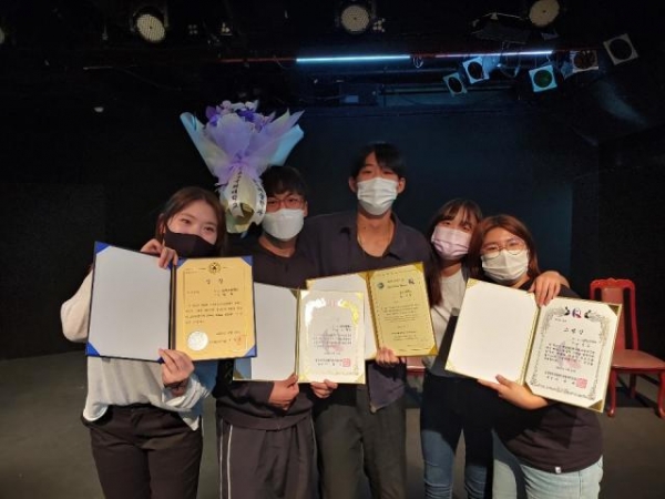9월 25일 ‘제23회 제주 청소년 연극제’에서 작품상인 최우수상을 수상한 모습.