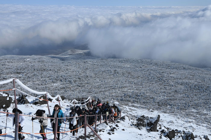 한라산국립공원 탐방예약제가 1월부터 본격 시행된다.