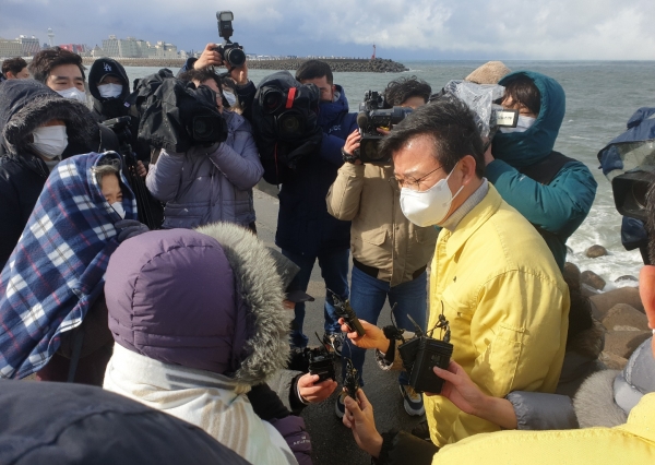 문성혁 해양수산부장관이 지난달 31일 사고 현장인 제주항을 방문, 실종 선원 가족들을 위로하고 있다.