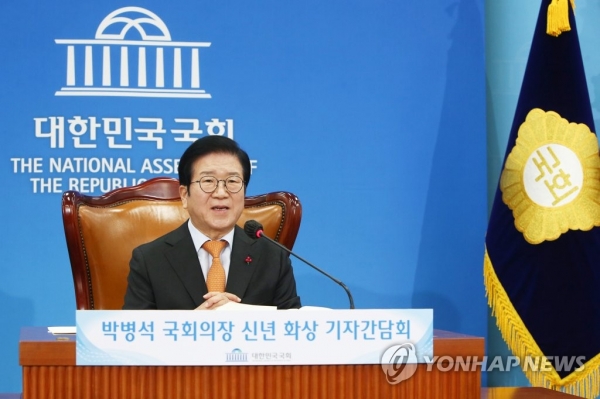 박병석 국회의장이 6일 국회에서 열린 신년 화상기자간담회에서 말하고 있다. (연합뉴스)