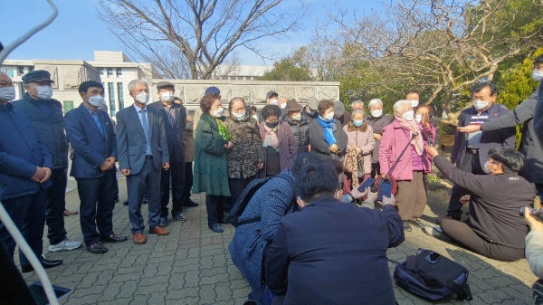 4.3행방불명 수형인에 대해 무죄가 선고되자 유족들이 21일 제주지법 앞에서 기자회견을 가졌다.