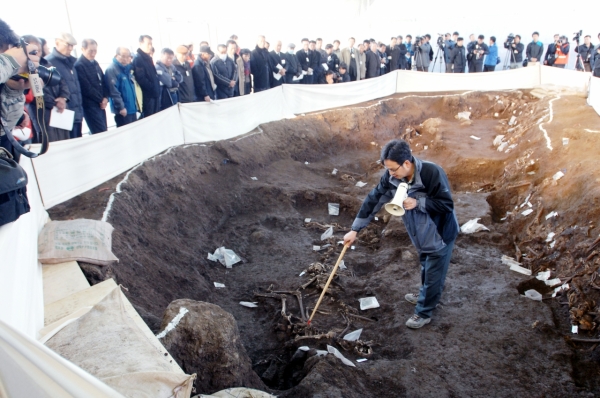 2008년 제주국제공항 남북 활주로 인근에서 제주4·3사건 당시 총살돼 집단 암매장된 유해를 발굴한 모습.