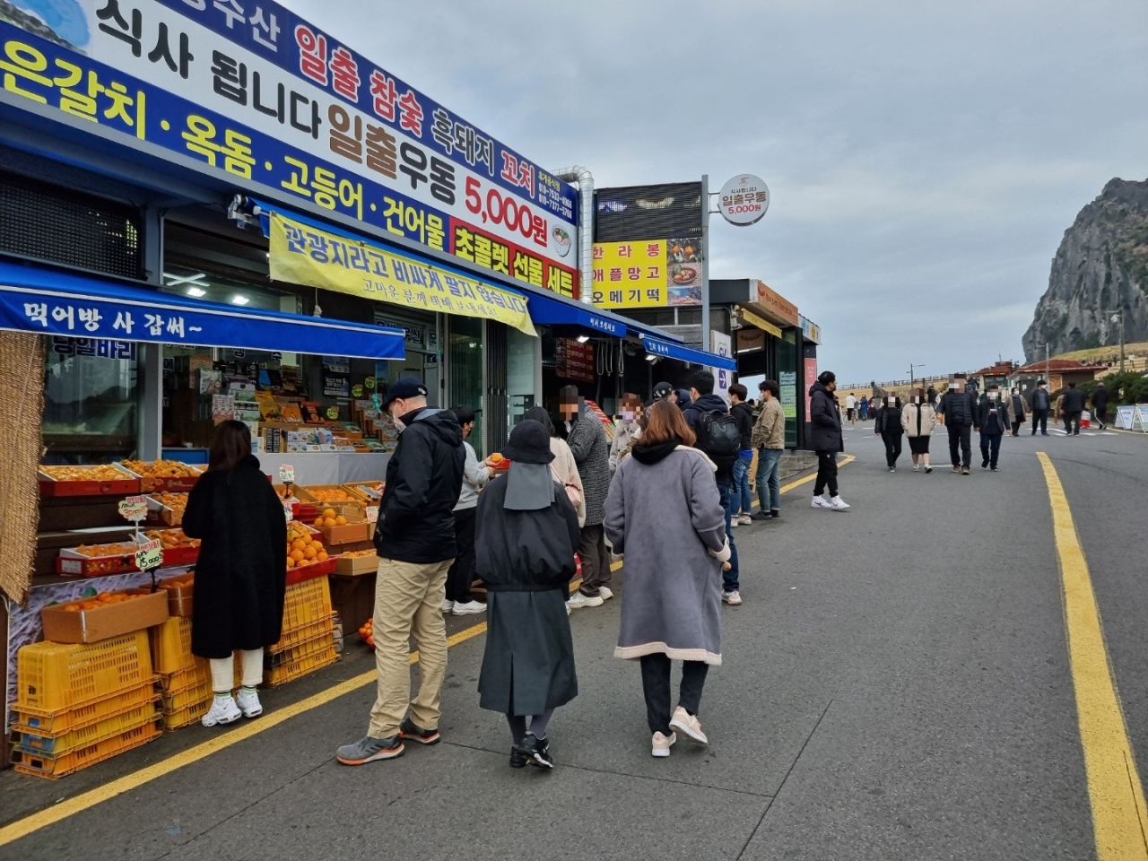 지난 13일 서귀포시 성산일출봉이 관광객들로 붐비고 있다.