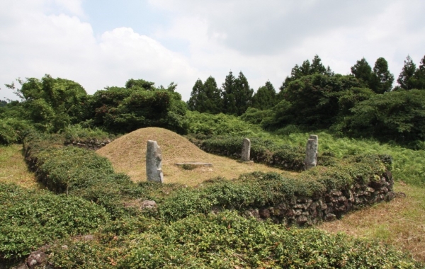 서귀포시 남원읍 의귀리에 있는 김만일 묘역.