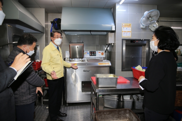 안동우 제주시장은 최근 감량기가 설치된 식당을 방문, 운영 상태를 살펴보고 있다.