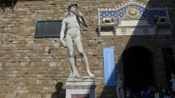 시뇨리아 광장에 있는 다비드상. 미켈란젤로 작품을 복제한 것이다.