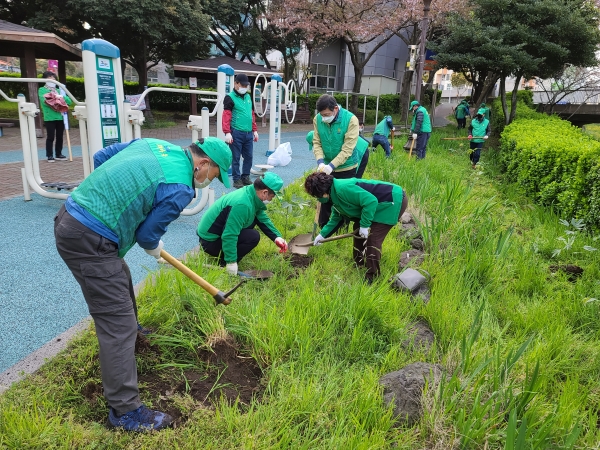 새마을지도자들이 31일 제주시 연동 엉내공원에서 나무를 심고 있다.