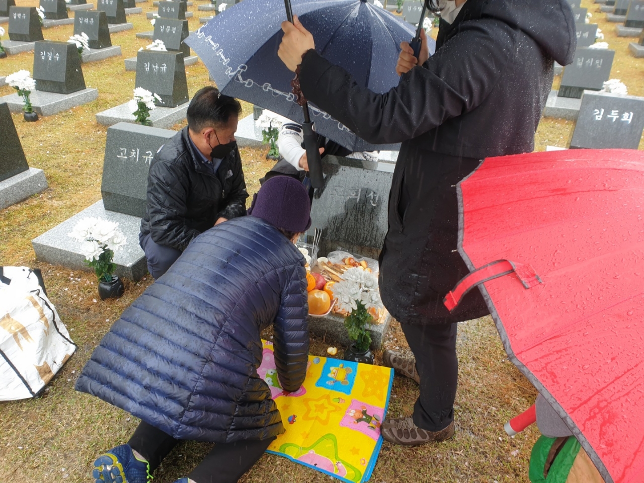 3일 제주시 봉개동 제주4·3평화공원 내 행방불명 수형인 묘역에서 고영자씨 가족이 아버지 비석에 제를 올리고 있다.