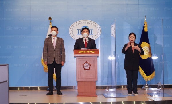 원희룡 제주특별자치도지사가 13일 오후 국회 소통관에서 기자회견을 하고 있다.