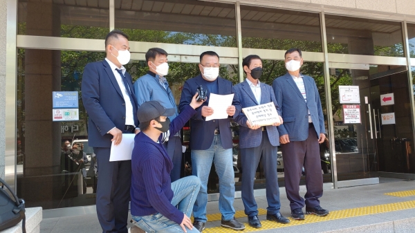 한림수협과 한림어선주협회는 13일 일본 정부를 상대로 한 손해배상 소장을 제주지법에 접수한 후 기자회견을 열었다.