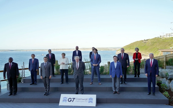 G7(주요 7개국) 정상회의 참석차 영국을 방문 중인 문재인 대통령이 지난 12일(현지시간) 영국 콘월 카비스베이 양자회담장 앞에서 참가국 정상들과 기념사진을 촬영하고 있다. (사진=청와대 제공)