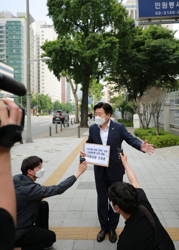 오영훈 국회의원이 지난 9일 서울 서대문구 경찰청 민원실 앞에서 사실관계 자료 제출에 앞서 기자회견을 하고 있다.