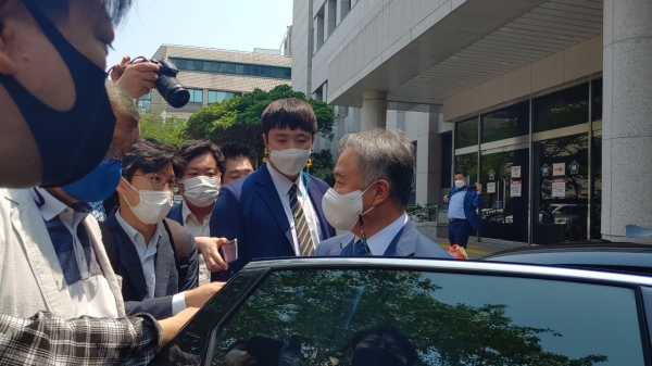 송재호 국회의원이 23일 항소심 첫 공판에 출석한 후 기자들의 질문을 받고 있다.
