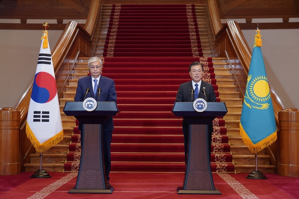 문재인 대통령이 17일 청와대에서 한-카자흐스탄 정상회담을 마치고 토카예프 카자흐스탄 대통령과 공동언론발표 행사에 참석하고 있다. (사진 청와대 제공)
