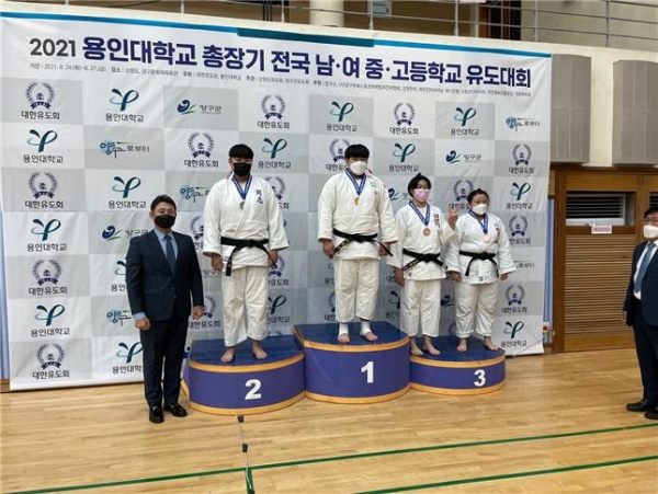 ‘유도 유망주’ 이현지(제주서중 2)가 전국 대회에서 금빛 메달을 목에 걸었다.