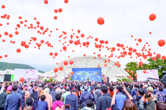 ‘2018 제주국제감귤박람회’ 개막식 참석자들이 감귤 모양의 풍선을 날리는 퍼포먼스를 펼치고 있다. (제주일보 자료사진)