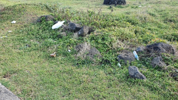 서귀포시 성산읍 섭지코지 인근 해안가에 캠핑족들이 버린 쓰레기들이 나뒹굴고 있다.