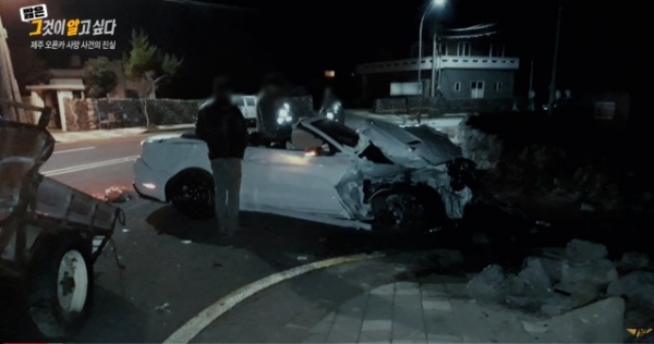 2019년 11월 제주시 한림읍에서 오픈카 사망사고 당시 반파된 차량의 모습. 그것이 알고싶다 영상 캡처.