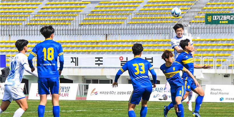 서귀포고등학교와 제주제일고등학교 선수들이 '2022 제주일보 전도 청소년축구대회' 고등부 결승전에서 볼을 다투고 있다.