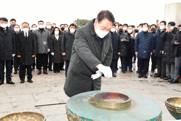 윤석열 대통령 당선인이 지난 2월 5일 대선 후보 당시 제주4·3평화공원 위령제단에서 분향과 참배를 하고 있다.