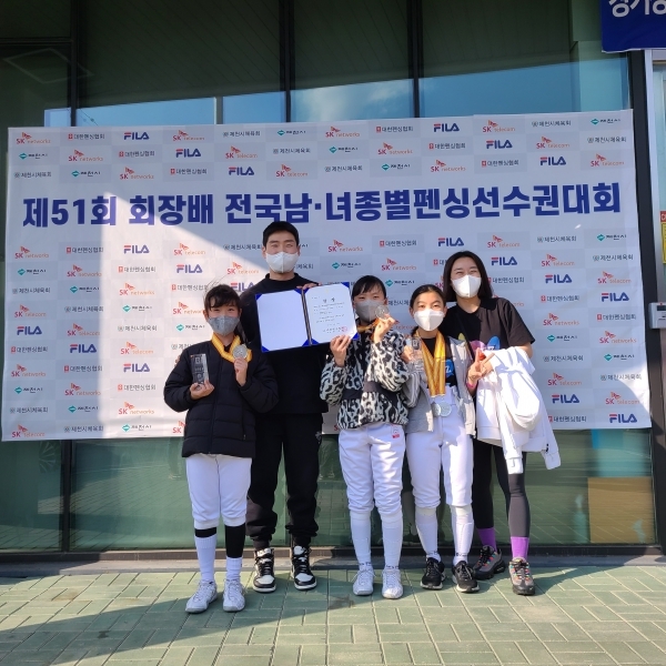 사진 왼쪽부터 여자 초등부 에페 종목에 출전한 KIS 양리나, 조민호 코치, BHA 박시연, KIS 김연아, 구인선 코치