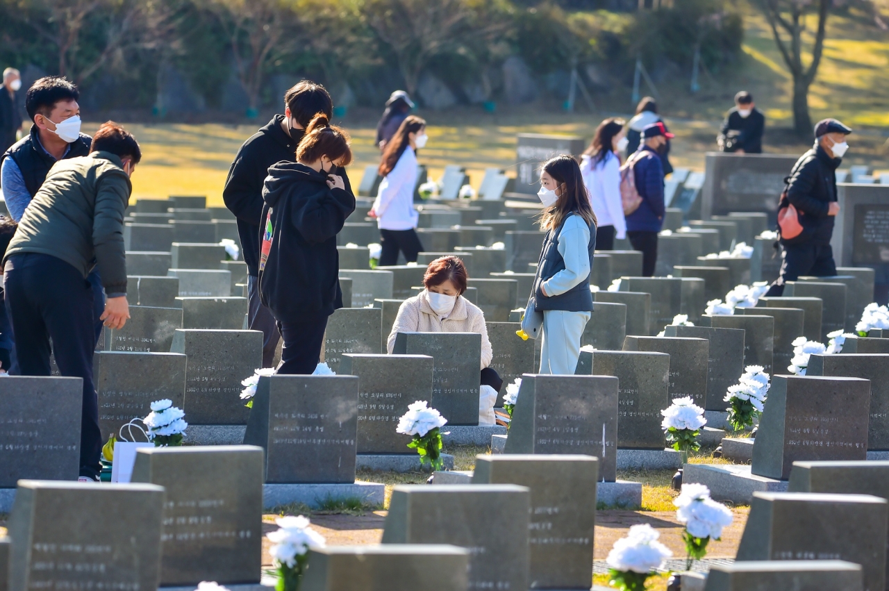 제74주년 4·3 희생자 추념식이 열린 3일 제주시 봉개동 제주4·3평화공원 내 행방불명 수형인 묘역에서 유족들이 제를 지내며 영령들의 넋을 기리고 있다. 고봉수 기자 chkbs9898@jejunews.com