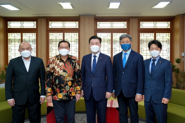 구만섭 제주도지사 권한대행은 지난 8일 도청에서 간디 술리스얀토 주한 인도네시아 대사와 양국 협력 강화를 위한 면담을 했다.