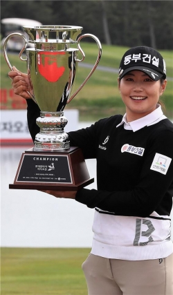 장수연(28)이 한국여자프로골프(KLPGA) 투어 2022시즌 개막전에서 짜릿한 역전 우승을 차지했다.