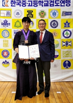 사진 왼쪽부터 고정민, 김무진 감독.