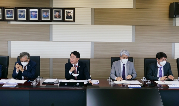 김일환 제주대 총장(사진 왼쪽에서 두번째)은 9일 대학 본관 회의실에서 취임 후 첫 기자회견을 열고 향후 대학 비전을 설명했다.