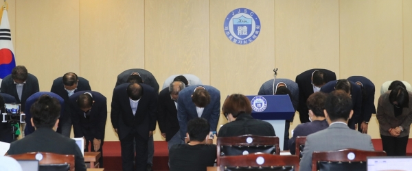 제주특별자치도체육회 임원들이 14일 내부에서 불거진 강제추행 논란에 대해 공식 사과했다.
