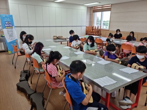 시흥초등학교 학생들이 ‘제5기 찾아가는 예술마당 프로그램’을 통해 우쿨렐레 강좌를 듣고 있다.