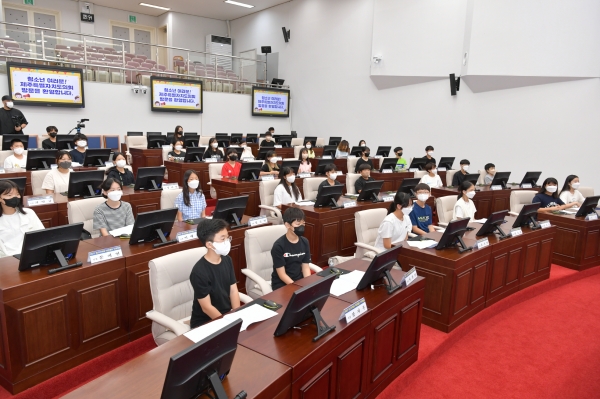 하귀초등학교 학생들이 24일 제주특별자치도의회가 운영하는 청소년의회 의정체험 모의의회에 참여한 모습.