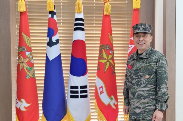 조영수 해병대 제2사단장이 경기 김포시에 있는 사단 사령부 집무실에 있는 부대기 앞에 서 있다.