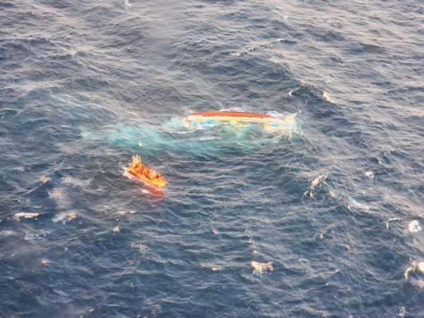 마라도 인근 해상에서 전복된 A호의 모습. (사진제공-서귀포해양경찰)